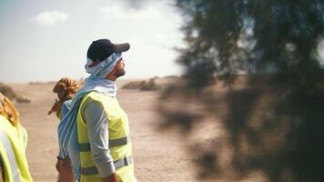 Film Besatzung im das Wüste auf das einstellen von das Film. Sandsturm. stark Wind. hoch Qualität 4k Aufnahmen video