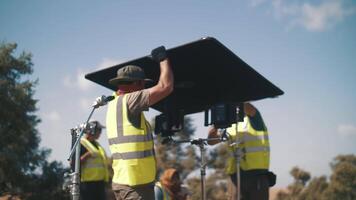 cinema equipe às a tiroteio do uma filme dentro a deserto conjuntos acima equipamento video