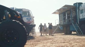 film équipage dans le désert sur le ensemble de le film. tempête de sable. fort vent video