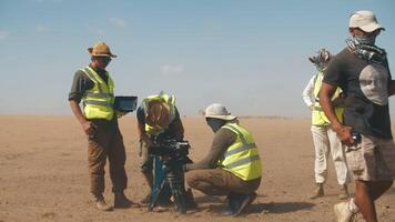 film equipaggio nel il deserto su il impostato di il film. tempesta di sabbia. forte vento video