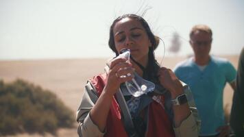 Mädchen auf das einstellen im das Wüste setzt auf Brille zu schützen gegen ein Sandsturm video