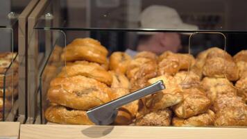 Backen Szenen Erfassung Beachtung wie frisch Backen taucht auf Nahaufnahme, mit Arbeiter fleißig im Hintergrund sorgfältig Prozess von Backen ist hervorgehoben durch das Arbeitskräfte Vorsichtig Beachtung zu Detail, video