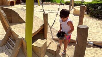 barndom, spela, Träning, självisolering begrepp - närbild mörkhårig lockigt liten sexåring flicka av persisk mitten östra video