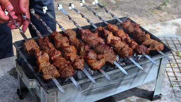 marinerad grillspett är beredd på en utegrill grill över träkol. shish kebab eller shish kebab är populär i östra Europa. shish kebab var ursprungligen tillverkad från fårkött. bbq grillad nötkött kebab. video