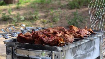 marinerad grillspett är beredd på en utegrill grill över träkol. shish kebab eller shish kebab är populär i östra Europa. shish kebab var ursprungligen tillverkad från fårkött. bbq grillad nötkött kebab. video