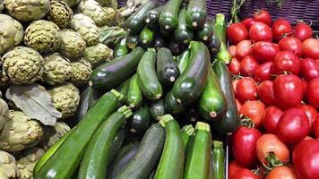 Fresco vegetales incluso calabacín, alcachofas, y Tomates en mostrar, ideal para culinario, sano comiendo, y cosecha festival temas video