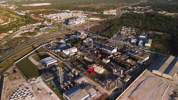 aéreo ver de industrial zona con echando humo chimeneas. pesado industria desde arriba. puesta de sol. de carbón poder estación con solar paneles y autopista en dominicano república, checo república, europeo Unión video