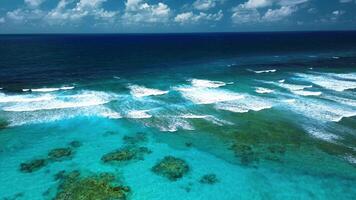 Antenne Aussicht erfasst das atemberaubend Textur und Leistung von dunkel Ozean Wellen mit Weiß Schaum während stürmisch Tag im Karibik. Drohne Aufnahmen zeigt an brechen Surfen und Schaum im das dominikanisch Republik groß anschwellen video