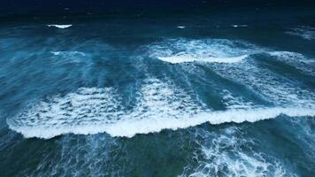 heftig dunkel Wellen mit schaumig Weiß Wappen im das Karibik Meer. Antenne Aufnahmen von stürmisch Gezeiten und brechen Surfen im das dominikanisch Republik, Hervorheben das Barriere Riff und Koralle Formationen video