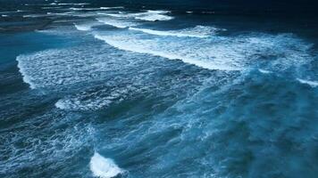 intenso oscuro olas con blanco espuma, aéreo ver de rotura navegar, barrera arrecife video