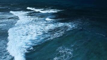 intense foncé vagues avec blanc mousse dans le Caraïbes mer. aérien métrage de orageux mer les marées dans le dominicain république, mise en évidence le barrière récif et mer coraux video