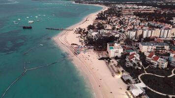 een schemer vlucht over- een beroemd toerist kust- stad, waar de sprankelend lichten hieronder creëren een betoverend schouwspel. deze stad is punta cana in de dominicaans republiek video