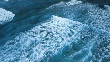 schön Textur von groß Leistung dunkel Ozean Wellen mit Weiß waschen. Antenne Aussicht von fabelhaft Meer Tide auf ein stürmisch Tag. Drohne filmen brechen Surfen mit Schaum im Karibik Meer. groß anschwellen im dominikanisch video