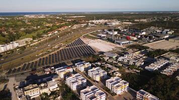 aereo Visualizza di un' Residenziale la zona su cocco, domenicano repubblica. il scena include un' autostrada con fluente auto traffico, energia pianta, basso angolo luce del sole. video