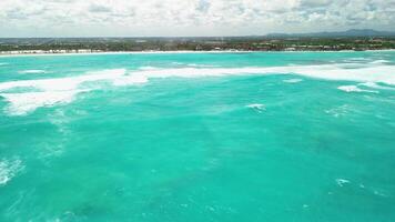 aérien vue de charmant tropical recours sur le paradis littoral, avec paume des arbres et blanc sable. une Hôtel sur le Caraïbes mer rive, parfait pour en voyageant à le dominicain république video