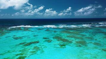 antenne beeldmateriaal shows de krachtig, getextureerde golven van de donker oceaan met wit schuim gedurende een stormachtig dag in Caribisch gebied.drone vangt de breken surfen en schuim van een groot zwellen in de dominicaans republiek video