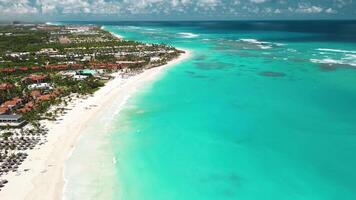 aérien vue de charmant tropical recours sur une paradis littoral, avec paume des arbres et blanc sable. une Hôtel par le Caraïbes mer, une parfait destination pour Voyage à le dominicain république video