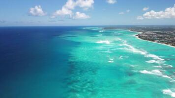 follemente bellissimo turchese acqua di il caraibico mare su un' luminosa soleggiato giorno, nuvole e il costa di un' tropicale isola video