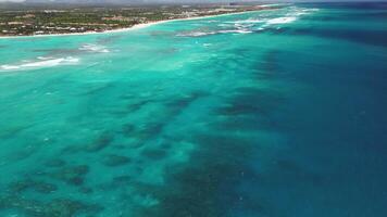 sauvagement magnifique turquoise l'eau de le Caraïbes mer sur une brillant ensoleillé jour, des nuages et le littoral de une tropical île video