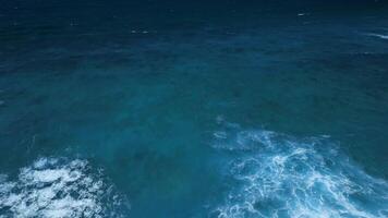 antenne visie van verbijsterend structuur en macht van donker oceaan golven met wit schuim video