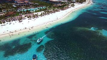 aereo Visualizza di tropicale spiaggia, lusso ricorrere con bianca sabbia su luminosa soleggiato giorno video