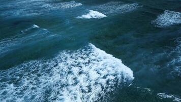 heftig dunkel Wellen mit Weiß Schaum, Antenne Aussicht von brechen Surfen, Barriere Riff video