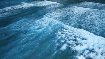 intenso oscuro olas con blanco espuma, aéreo ver de rotura navegar, barrera arrecife video