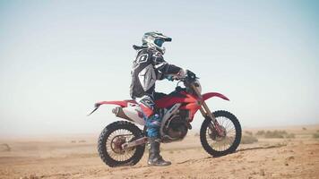 motorrijder in de woestijn staan Aan de weg. video