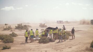 film equipaggio nel il deserto. camion corsa lungo il steppa strada. alto qualità 4k metraggio video