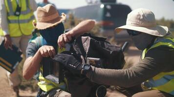 Film Besatzung schützen das Film Kamera von ein Sandsturm. Film Produktion. video