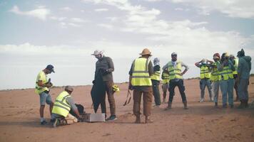 film equipaggio nel il deserto. camion corsa lungo il steppa strada video