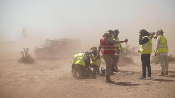 Film Besatzung im das Wüste. Lastwagen eilen entlang das Steppe Straße. extrem Bedingungen von Kino Produktion. video