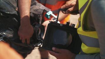 filma besättning skyddande de film kamera från en sandstorm video