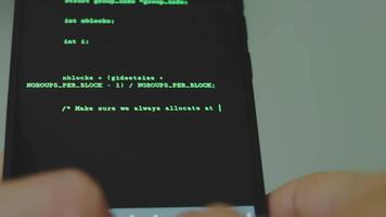 Hacker Schreiben hacken Code mit Smartphone. Handy, Mobiltelefon Telefon Betrug, online Betrug. dunkel Netz, darknet und hacken Konzept. video