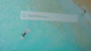 resa försäkring inskrift på azurblå hav vatten bakgrund. illustration av en surfare. resa begrepp video