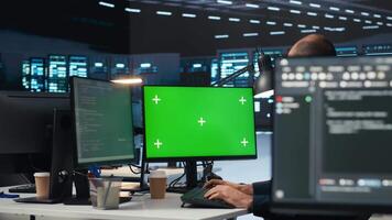 tekniker övervaka server rum, löpning koda på grön skärm dator, felsökning servrar. programvara utvecklare uppgradering hårdvara kluster och lagring matriser använder sig av attrapp pc övervaka video