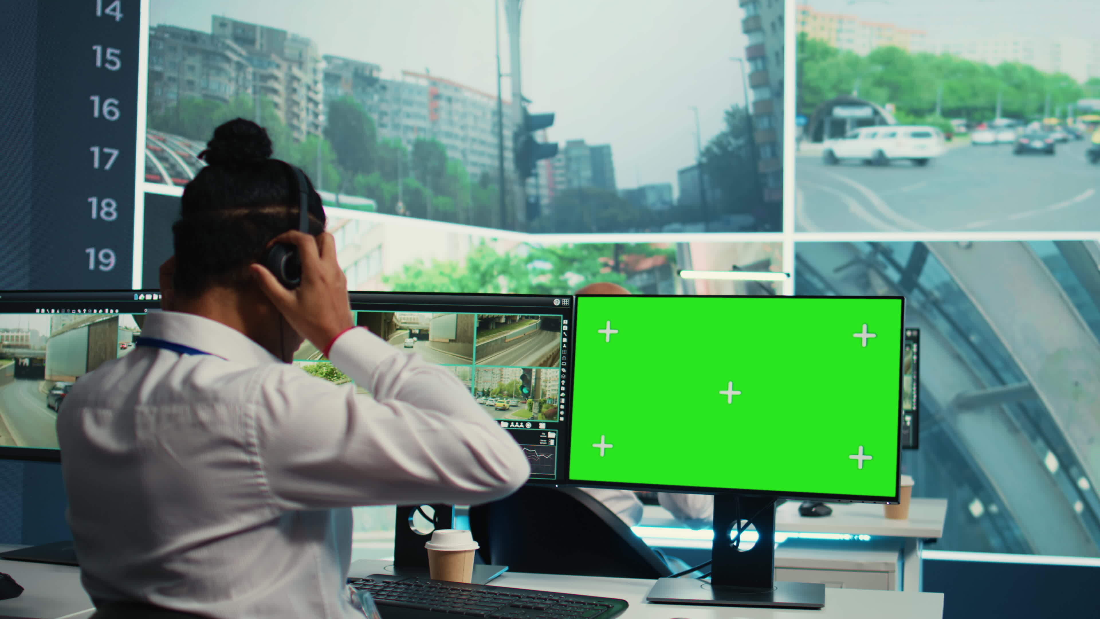 indiano empregado usa tela verde e vigilância cctv cenas para monitor a 