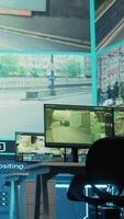 vertical governo agência empregando cctv sistema dentro esvaziar monitoramento quarto com tráfego vigilância imagens de vídeo. escritórios com computadores corrida satélite radares em Câmera por aí a cidade. video