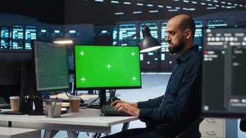 Administrator beaufsichtigen Server Zimmer, Laufen Code auf isoliert Bildschirm Computer Anzeige, Fehlerbehebung Server. Techniker Upgrade durchführen Hardware- Cluster und Lager Arrays mit Chroma Schlüssel pc video