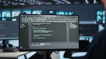 sistema administrador corrida roteiro em computador tela dentro Alto tecnologia dados Centro, garantindo ótimo desempenho. trabalhador monitoramento energia consumo, fazendo checar em servidor montagens em rack clusters video