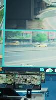 Vertikale leeren Überwachung Zimmer mit ein groß Bildschirm zu beobachten der Verkehr durch Überwachung Filmaufnahme, Regierung Satellit cctv System. National Agentur Hauptquartier gewährleisten Öffentlichkeit Sicherheit auf das Straßen. video