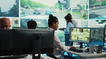 indio trabajador operando en licencia plato registro vía cctv Radar imágenes, trabajando con vigilancia sistema en real tiempo. gobierno empleado supervisión tráfico. cámara b. video