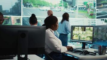 africano americano dipendente raccoglie dati su macchine nel traffico attraverso rosso leggero radar cctv sistema, utilizzando vero tempo sorveglianza metraggio per governo sicurezza attività. telecamera b. video