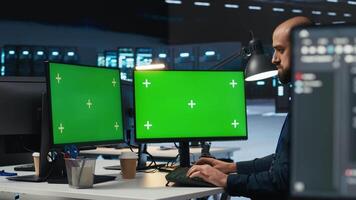 Entwickler Programmierung auf multi Monitor isoliert Bildschirm pc Konfiguration im Daten Center Gehäuse Supercomputer Speicherung Datensätze. Programmierer Schreiben Code auf Chroma Schlüssel Computer zu heilen Daten Center Gestelle video