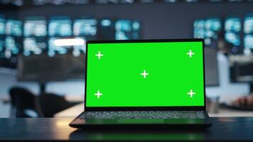 Fokus auf Grün Bildschirm Laptop im Server Zimmer benutzt durch Mann im verschwommen Hintergrund zu sichern Daten von Bedrohungen. schließen oben Schuss von Chroma Schlüssel Notizbuch benutzt durch Spezialist schützen Supercomputer video