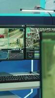 vertikal tömma regering byrå Arbetar på trafik radar övervakning systemet med cCTV säkerhet kameror, satellit spaning. observation rum med datorer och en stor skärm övervakning de offentlig. video