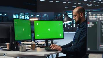 es Supervisor Arbeiten auf isoliert Bildschirm Computers im Daten Center, gewährleisten optimal Leistung. Person Überwachung Energie Verbrauch über Server mit Chroma Schlüssel Desktop pc video