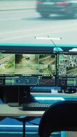 verticale pubblico sicurezza osservazione camera attrezzata con cctv satellitare sistema, radar e sensori Usato nel monitoraggio traffico attraverso sorveglianza filmato. governo GPS urbano ricognizione. video