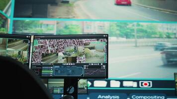 leeren Überwachung Zimmer mit ein groß Bildschirm benutzt zu beobachten der Verkehr durch Überwachung Filmaufnahme, Regierung Satellit cctv Kameras. Öffentlichkeit Sicherheit Agentur Hauptquartier Monitore das Stadt. video