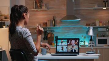 cansado mulher fechamento computador portátil durante encontro e deixando a cozinha para pausa. usando moderno tecnologia rede sem fio falando em conferência trabalhando remotamente a partir de casa fazendo hora extra video